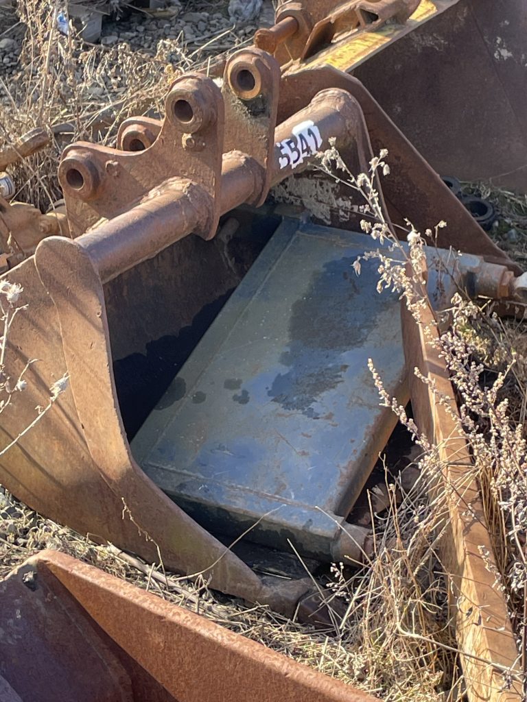 Cupa lata buldoexcavator si excavator