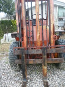 Stivuitor 4x4 pentru teren accidentat
