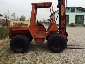 Stivuitor 4x4 pentru teren accidentat