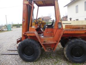 Stivuitor 4x4 pentru teren accidentat