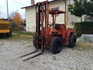 Stivuitor 4x4 pentru teren accidentat