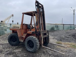 Stivuitor 4x4 pentru teren accidentat