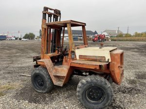 Stivuitor 4x4 pentru teren accidentat