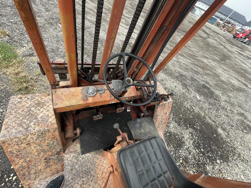 Stivuitor 4x4 pentru teren accidentat