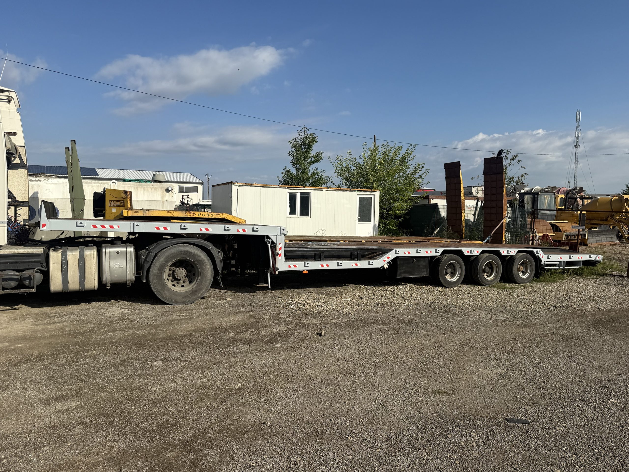 Trailer 3 axe cu alveole