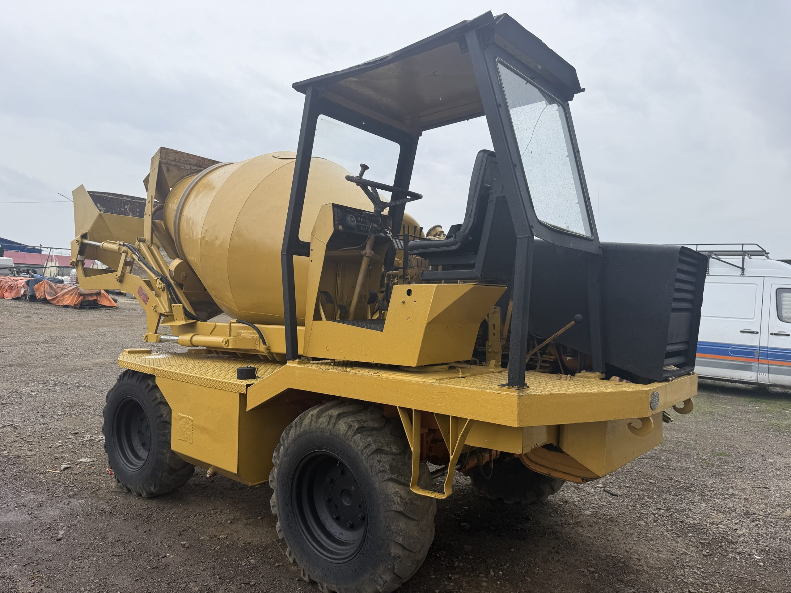 Betoniera autoincarcatoare 2, 5 m3 - 4x4